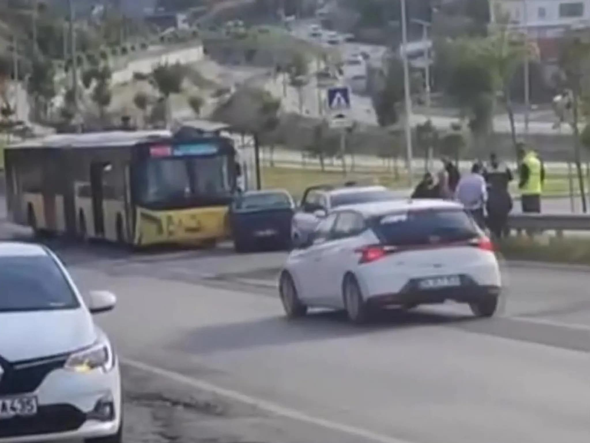 Başakşehir’de İETT otobüsü ile otomobil çarpıştı: 3 yaralı