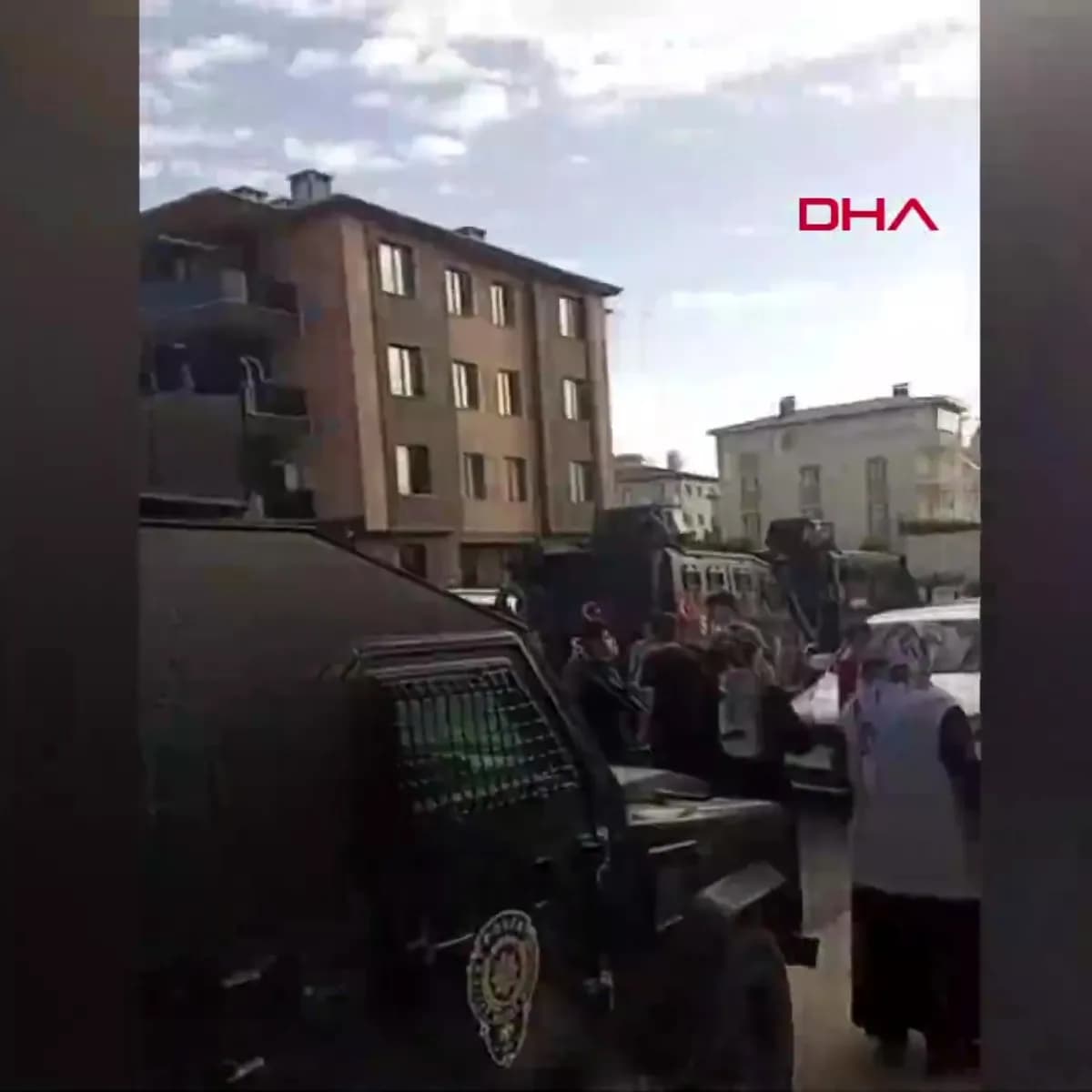 Van'da kız öğrenci okula pompalı tüfekle geldi: Eğitime ara verildi