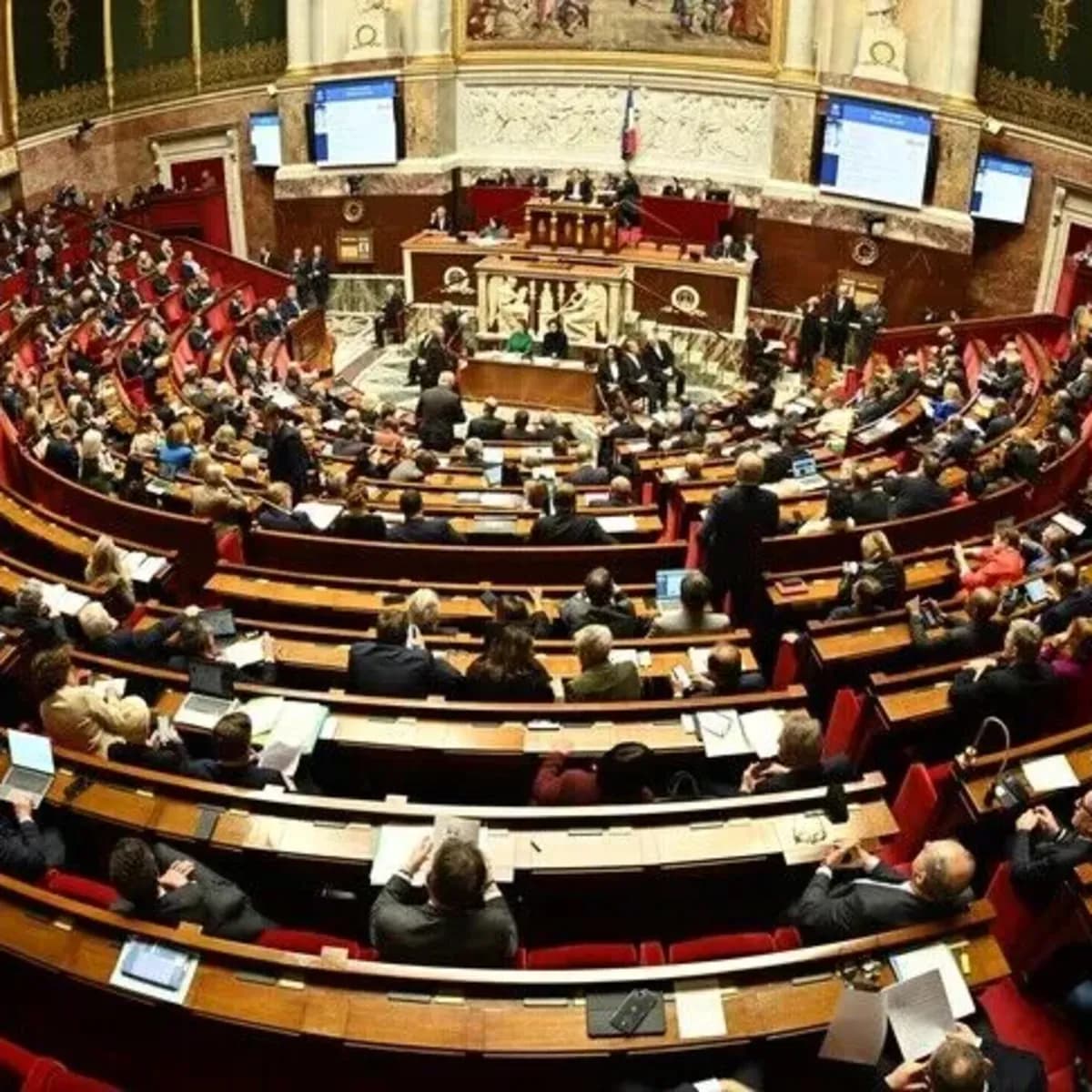Fransa'da aşırı sağın yükselişi Senato'ya taşındı