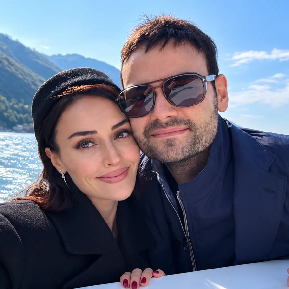 Esra Bilgiç'e 2 yıllık aşkından milyonluk hediye! Çantanın değeri şaşırttı