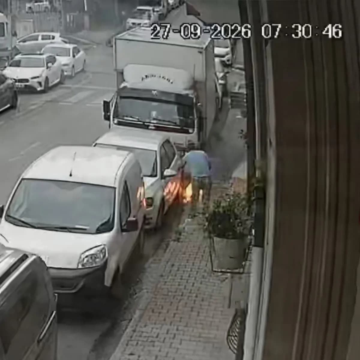 Elektrik kablolarında patlama: Aracını alevlerden son anda kurtardı