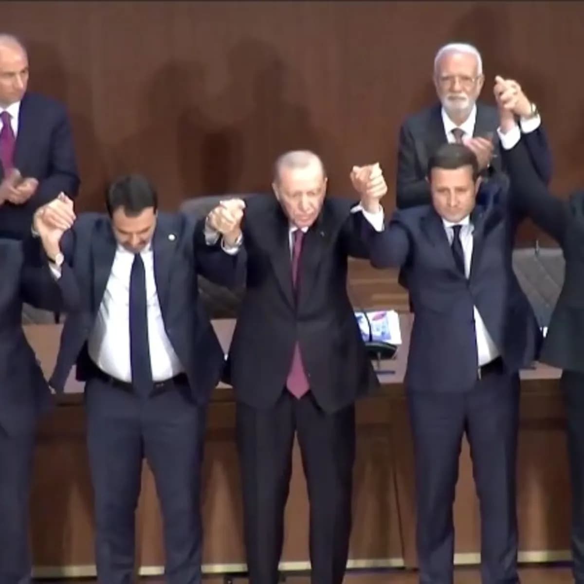 AK Parti'ye 9 belediye başkanı katıldı! Rozetlerini Erdoğan taktı