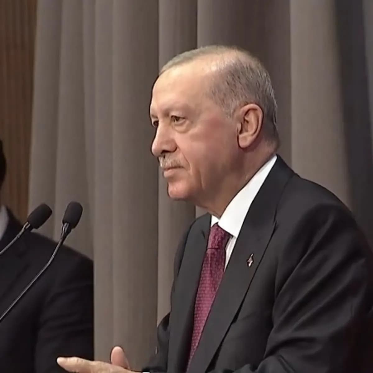Erdoğan’dan Kayahan’ın şarkısıyla mesaj: “Bizimkisi bir aşk hikayesi”