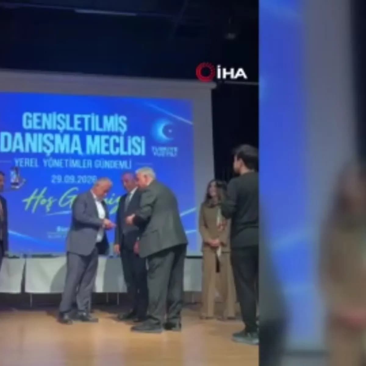 CHP'li Ataşehir'de 6 meclis üyesi AK Parti'ye katıldı