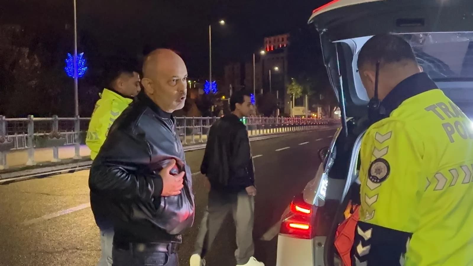“Burada çevirme olmaz” dedi, araçların önüne atladı! 2.14 promil alkollü sürücüden polise zor anlar