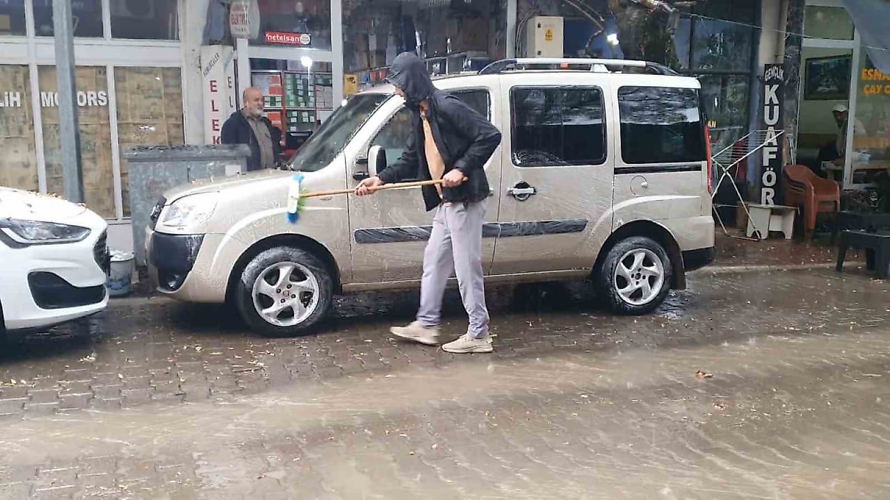 Yağmuru Oto Yıkamaya Çevirdi: Aracını Köpükleyip Sağanakta Yıkadı