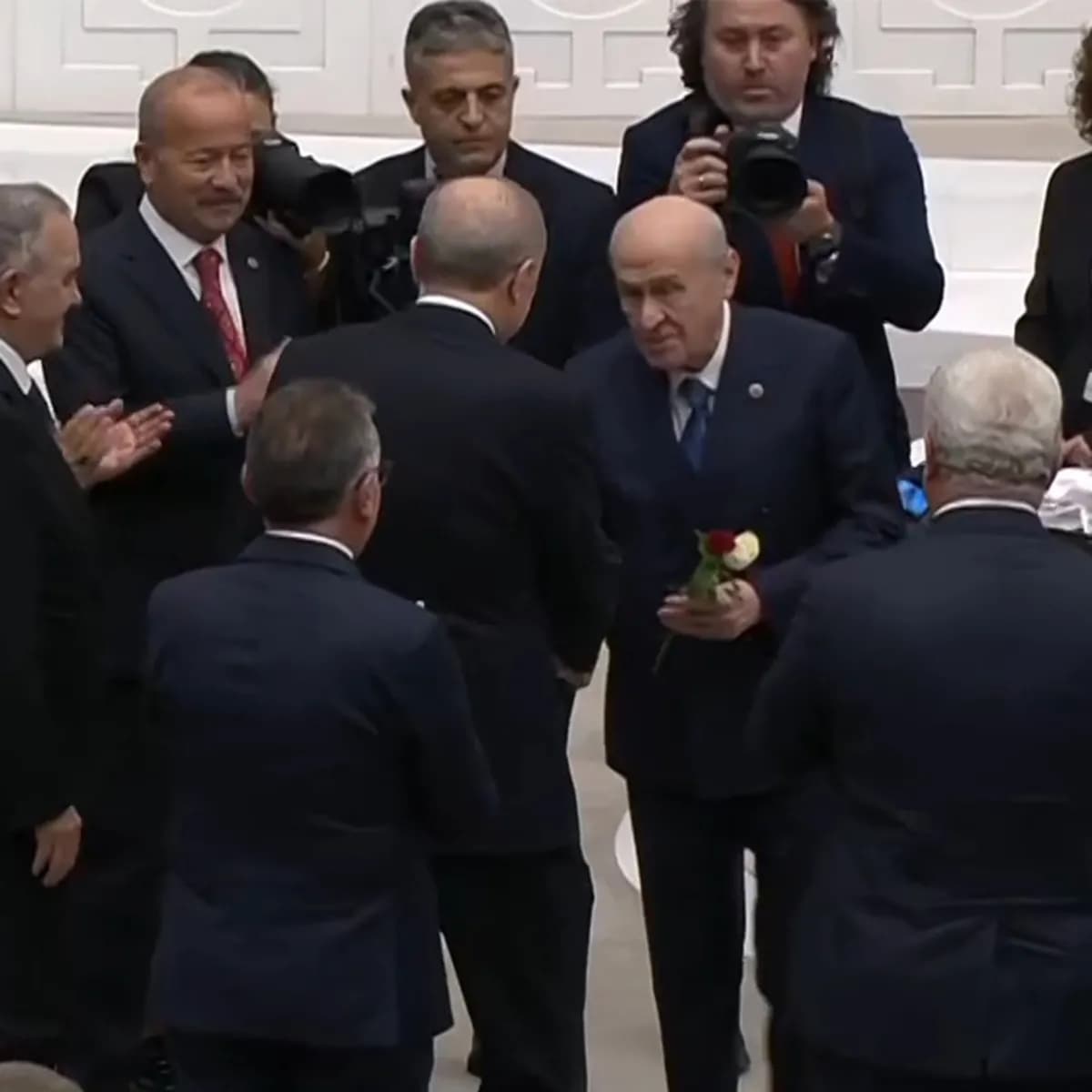 Meclis'te Cumhur İttifakı'ndan birlik tablosu: Erdoğan'dan Bahçeli'ye teşekkür, Bahçeli'den gül jesti