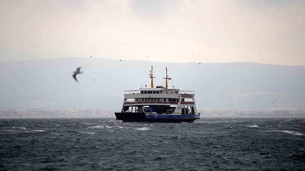 Ege'deki fırtına adalar arasındaki deniz ulaşımını vurdu