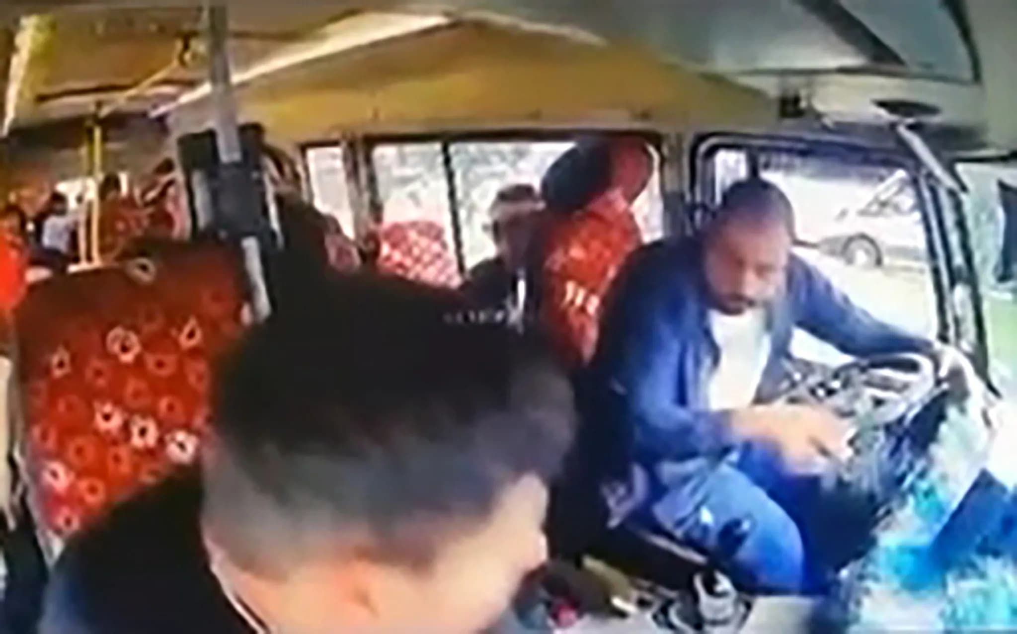 Adana'da Sürücünün Dikkatsizliği Kazaya Yol Açtı: Minibüs Dolmuşa Çarptı
