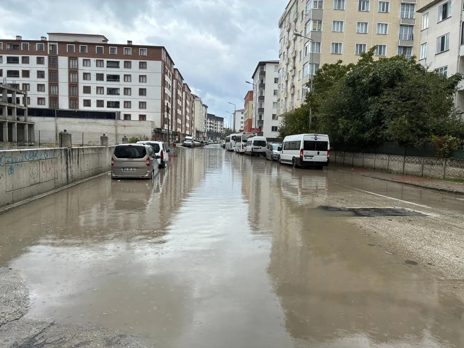 Çerkezköy'de Sağanak Yağış Ulaşımı Vurdu: Yollar Göle Döndü