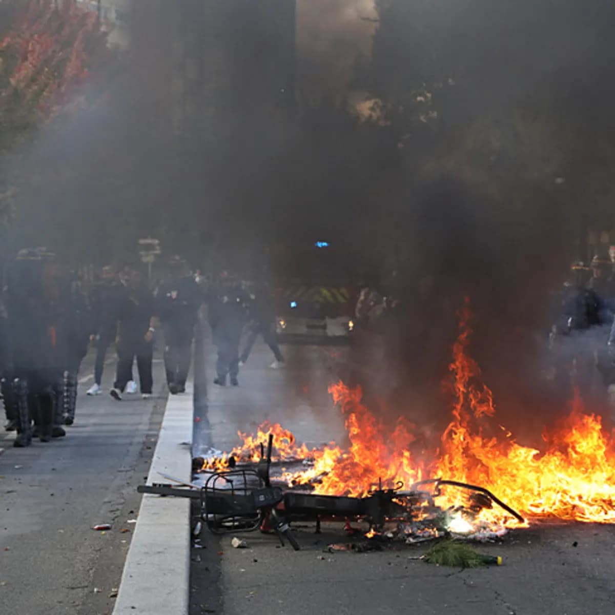 Fransa'da Liselilerin Protestoları Şiddetleniyor: Binlerce Gözaltı