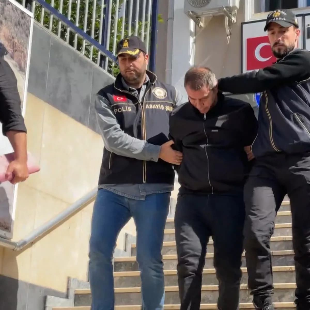 9 yıldır aranan 15 yıllık hapis cezalı firari eşinin evinde yakalandı