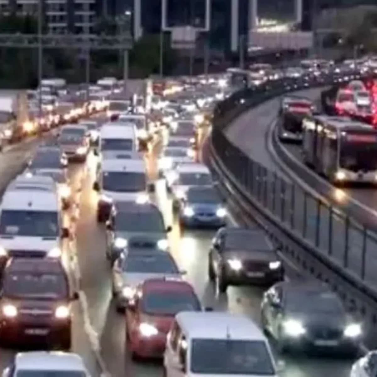 İBB’den E-5’te iş çıkışı asfalt çalışması: Avcılar yönünde trafik kilitlendi