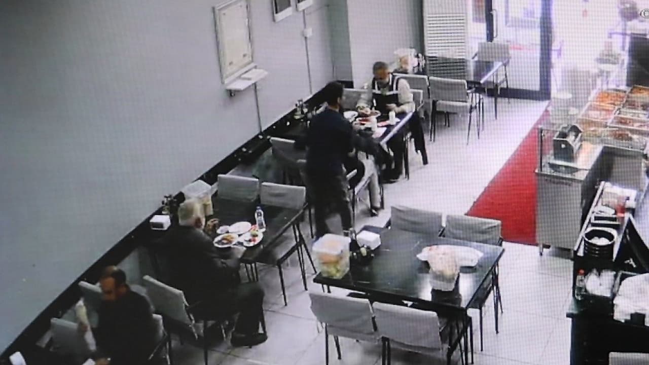 Heimlich Manevrasıyla Kurtarıldı, Ardından Yemeğine Devam Etti
