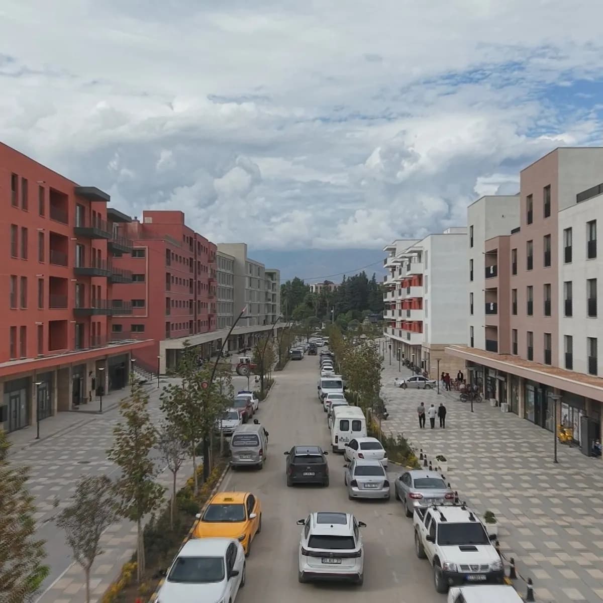 Hatay'da hayat yeniden başladı: Atatürk Caddesi yaralarını sarıyor