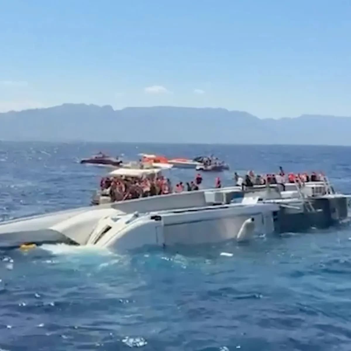 Girne açıklarındaki gemi kazasında bir kişinin daha cenazesine ulaşıldı: 9 kişi aranıyor