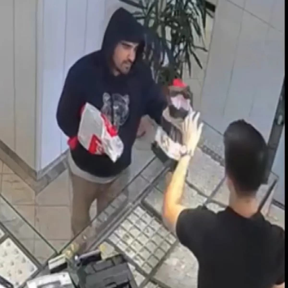 Kuyumcu soygununda film gibi olay! Şemsiyeyle tehdit etti, sahte altınlarla kaçtı