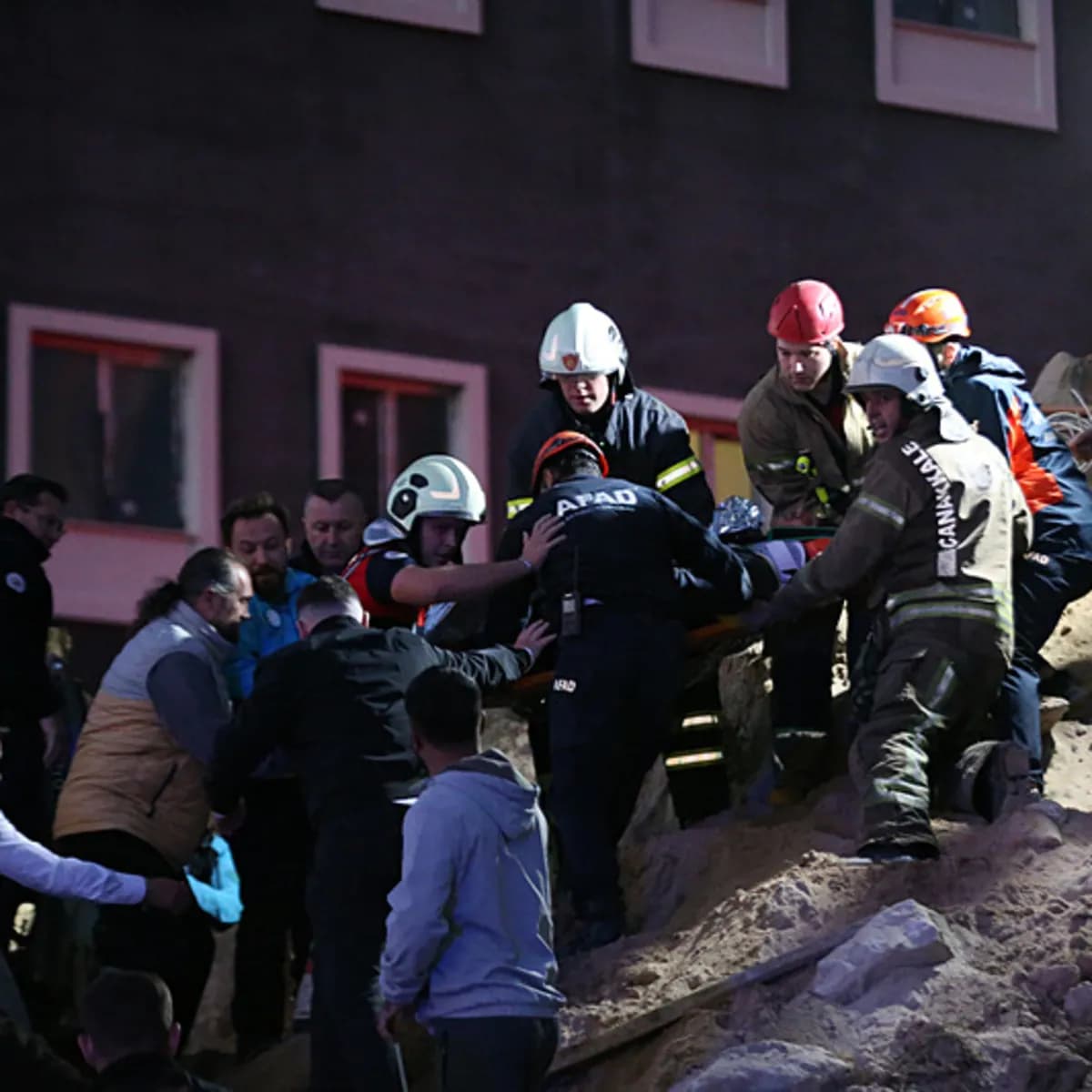 Kampüste toprak kayması paniği: 2 işçi kurtarıldı