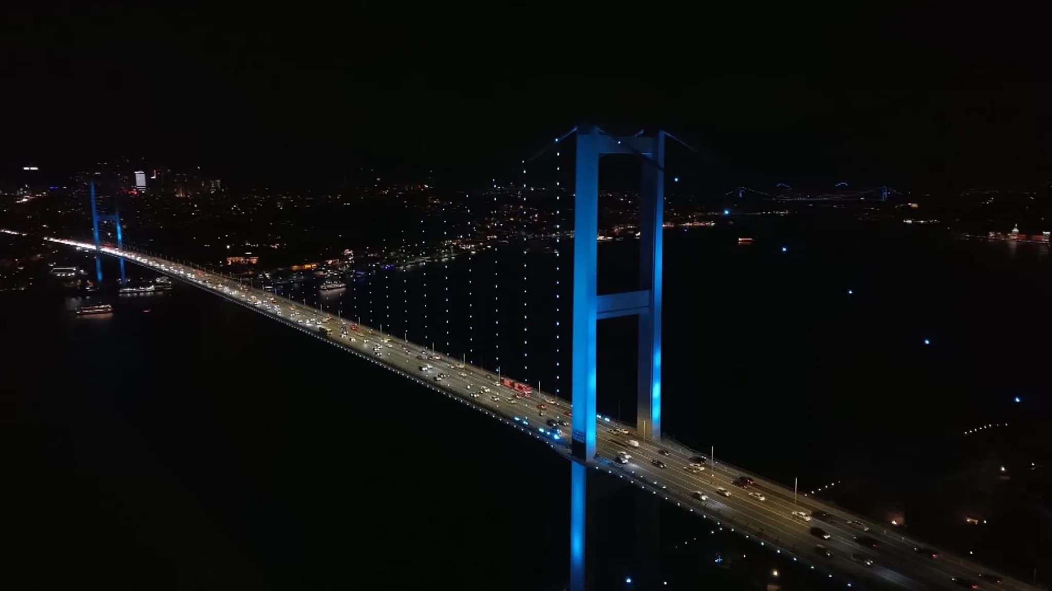 İstanbul Boğazı turkuaza büründü! Köprülerde Türk Dünyası Günü ışıkları