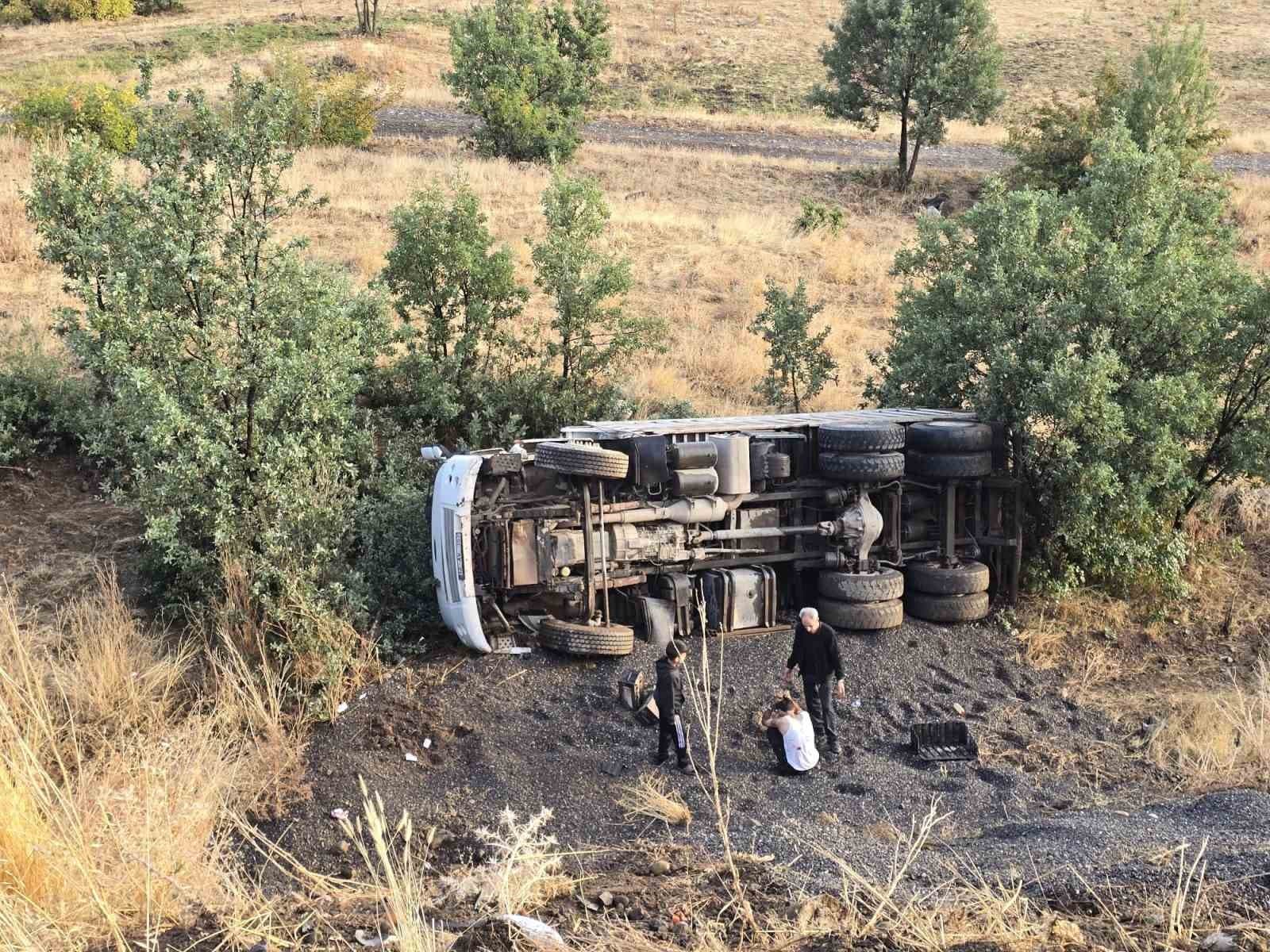 Bingöl'de Kamyon Devrildi: Bir Kişi Ağır Yaralandı