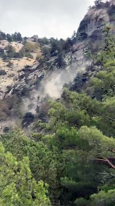 Depremlerin Etkisiyle Yamaçtan Kaya Kütlesi Düştü