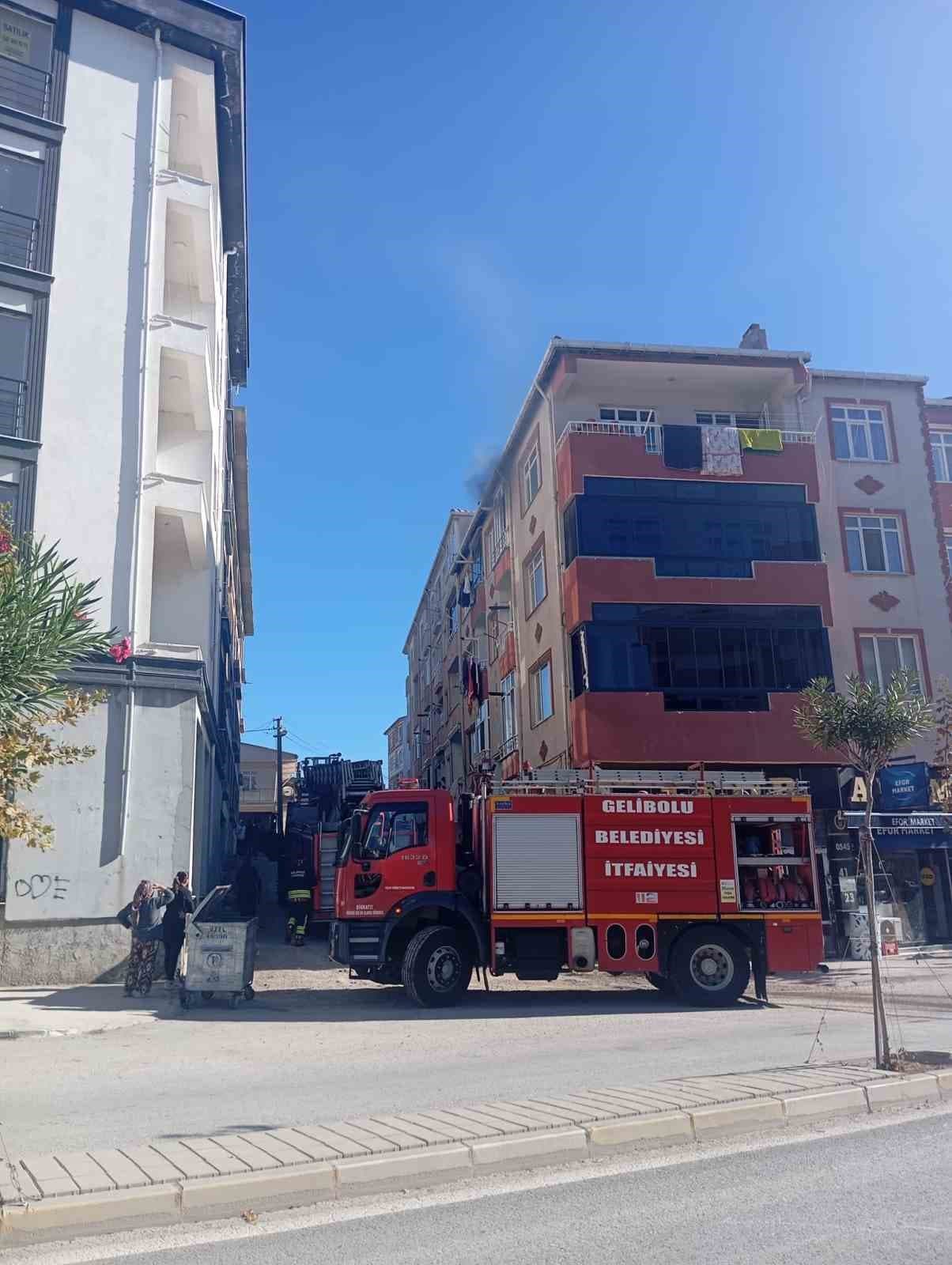 Gelibolu'da Apartman Dairesinde Yangın Paniği