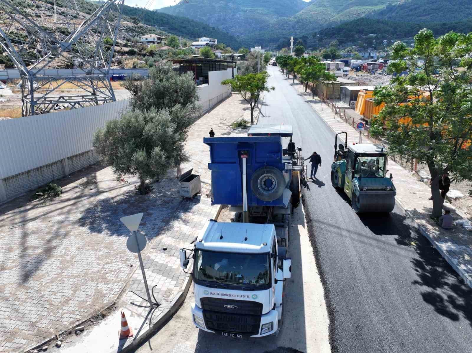 Emlakdere Mahallesi'nde 2 Kilometrelik Yol Sıcak Asfaltla Yenilendi