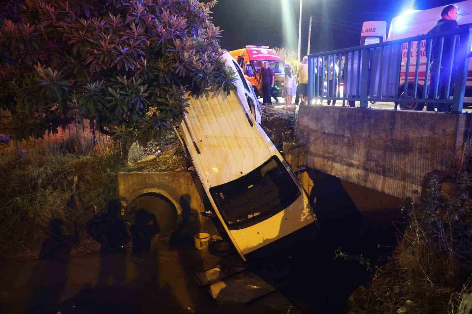 Adana'da Yağış Kaynaklı Kaza: Bir Araç Kanala Düştü, Bir Diğeri Refüje Çıktı