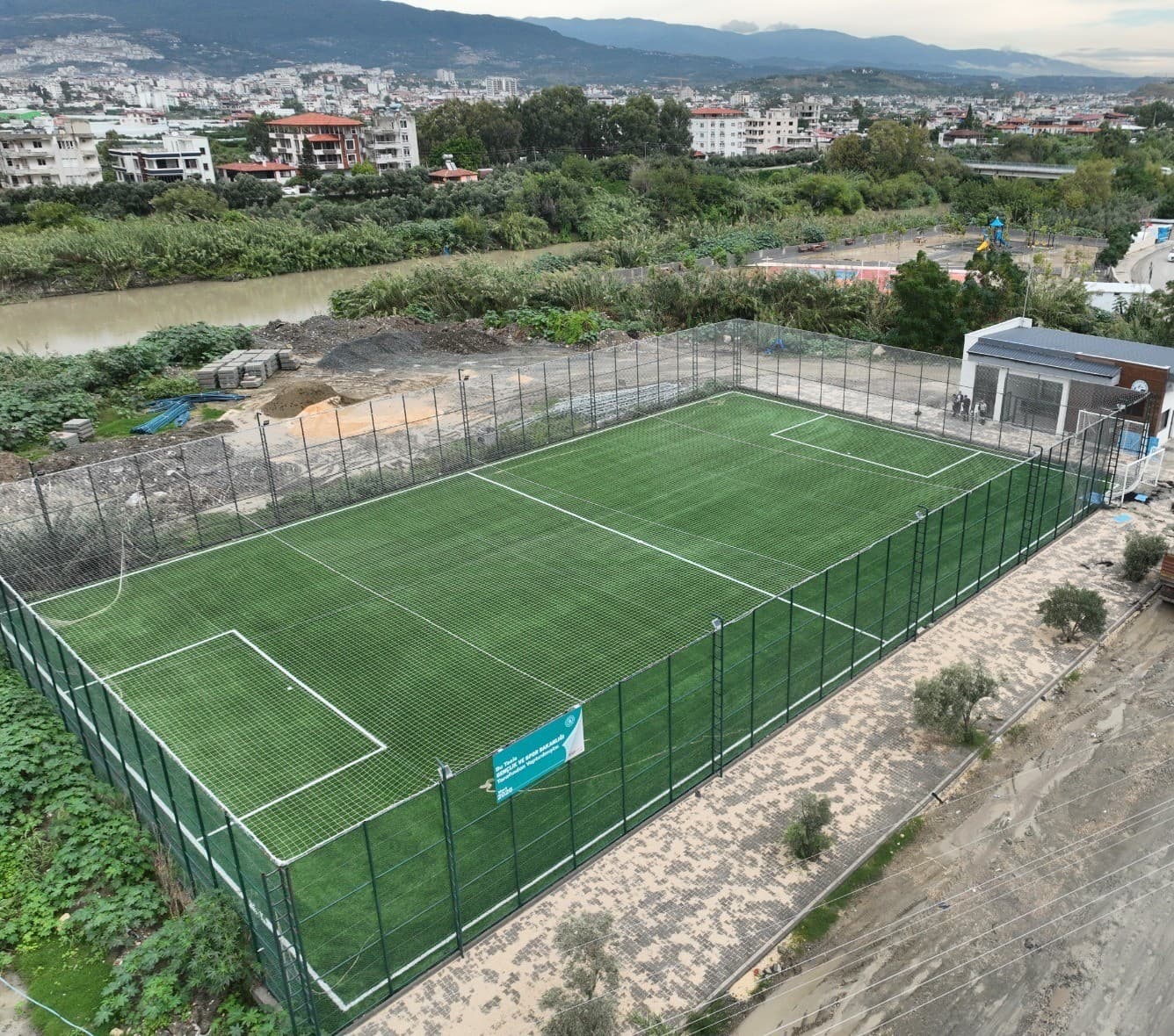 Hatay Büyükşehir Belediyesi Tekebaşı'ndaki Halı Sahayı Yeniledi