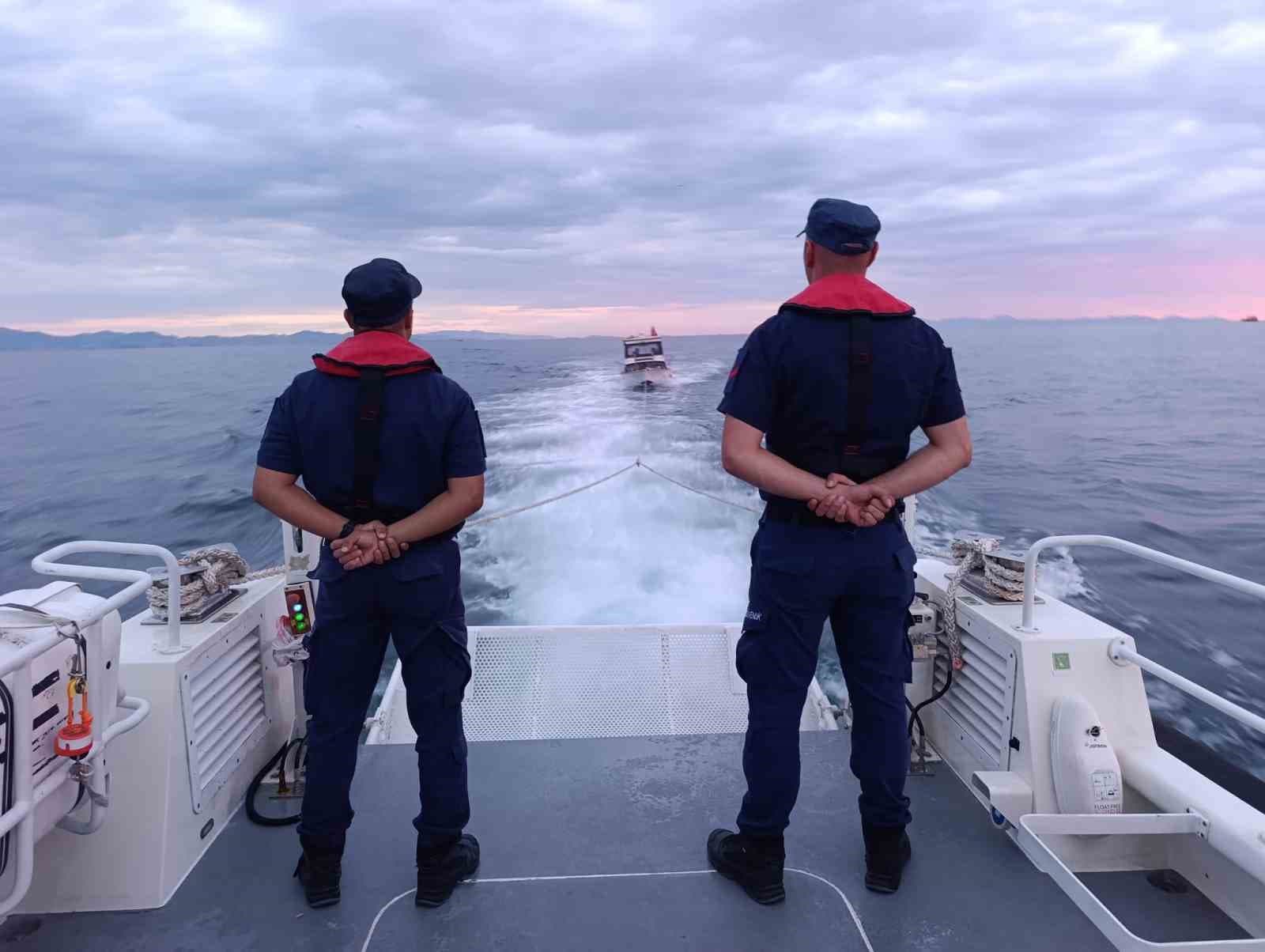 Didim Açıklarında Motoru Bozulan Teknede 3 Kişi Kurtarıldı