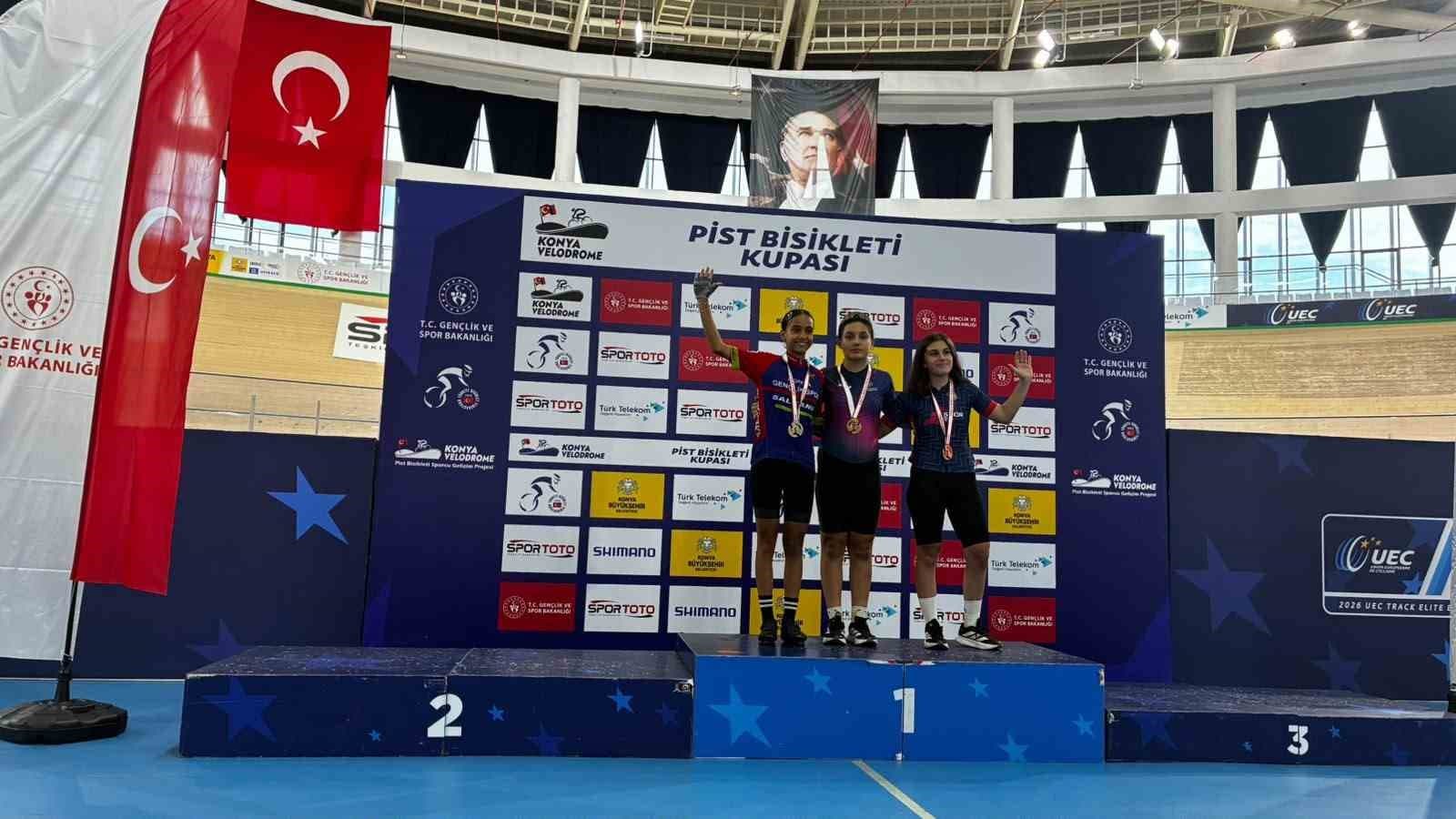 Akhisarlı Genç Bisikletçiler Konya'da Madalyalara Doydu
