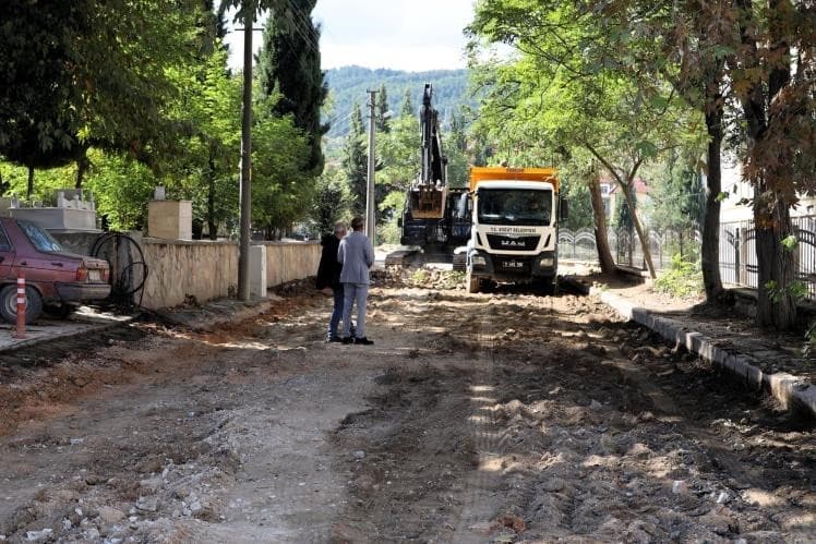 Söğüt'te 10 Bin Metrekarelik Alanda Üstyapı Yenileme Çalışmaları Başladı