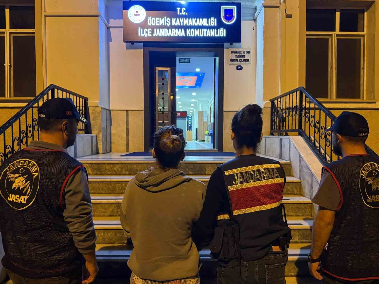 Mutfaktaki Gizli Bölmede Yakalandı: 23 Yıl Hapis Cezası Bulunan Firari Kadın Ele Geçirildi