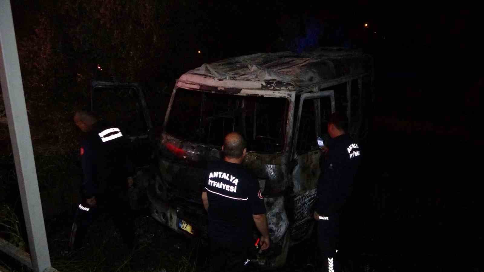 Manavgat'ta Park Halindeki Minibüs Alevlere Teslim Oldu