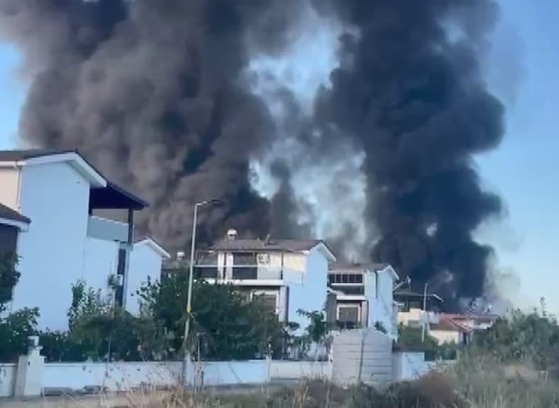 Kuşadası'ndaki Pazar Yerinde Korkutan Yangın
