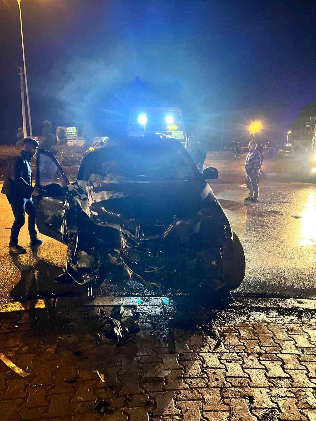 Ereğli'de SUV Araç Duvara Çarptı: 4 Kişi Yaralandı