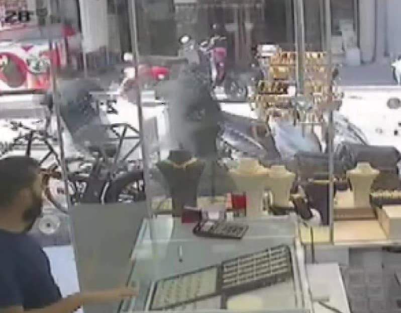 Adana'da Kapkaç Dehşeti: Çantası Çalınan Kadın Hırsızın Peşinden Koştu
