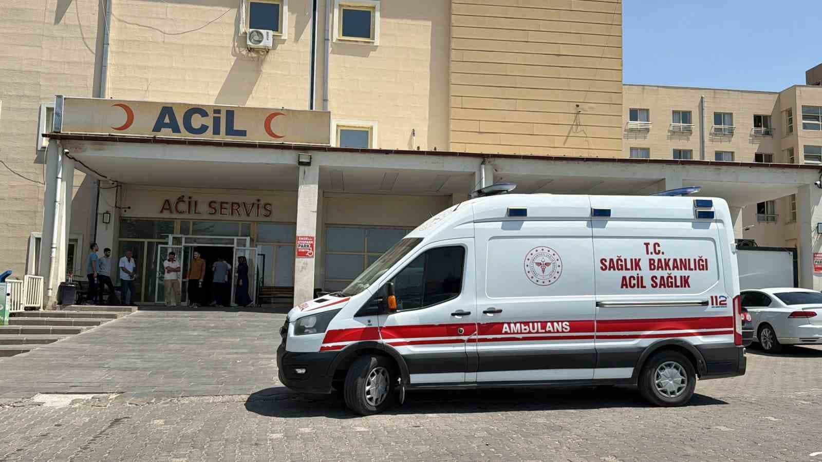 Siverek'te Kontrolden Çıkan Otomobil Şarampole Devrildi: 3 Yaralı