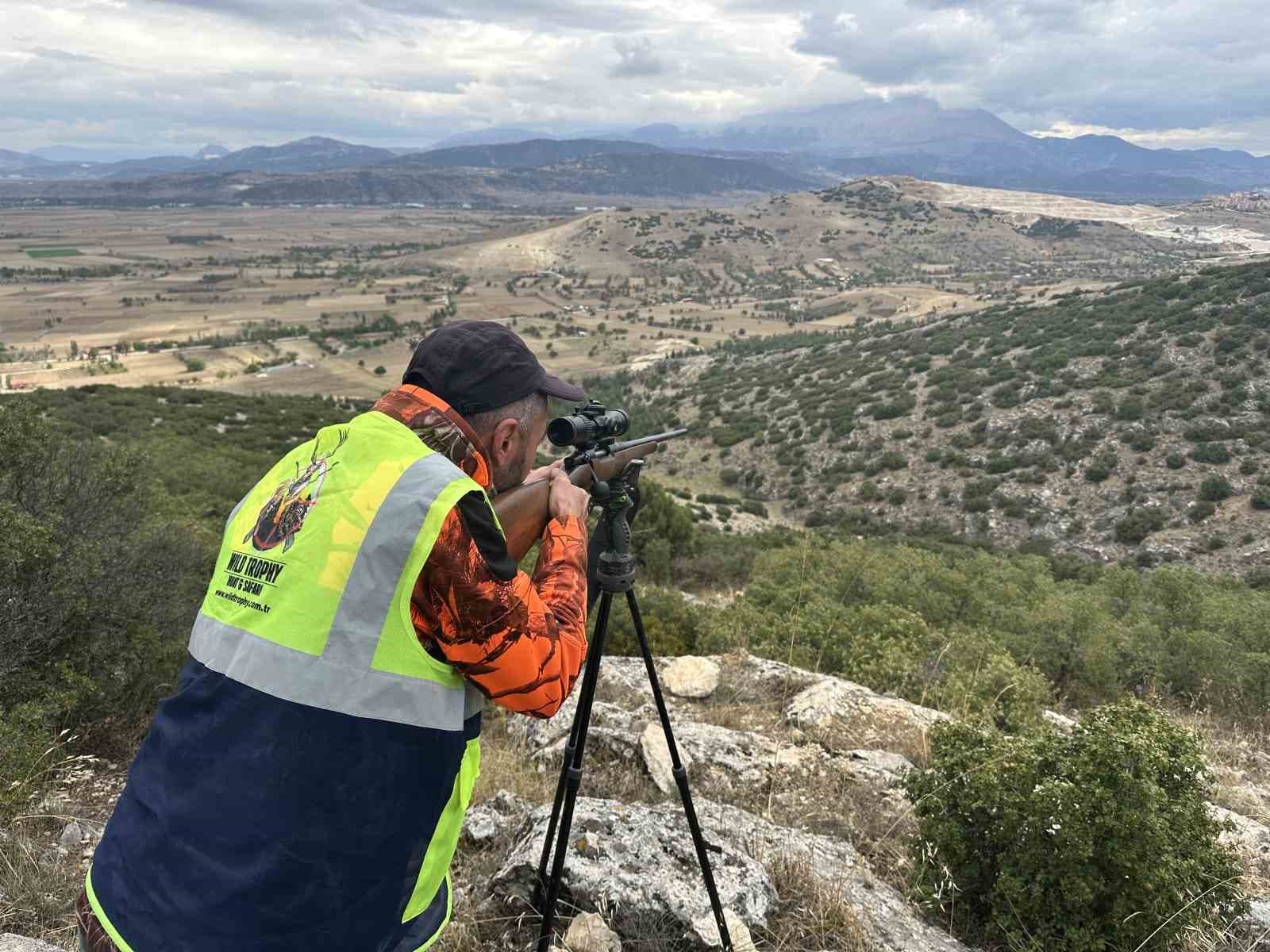 Isparta'da Tarım Alanlarını Tehdit Eden Yaban Domuzlarına Karşı Sürek Avı
