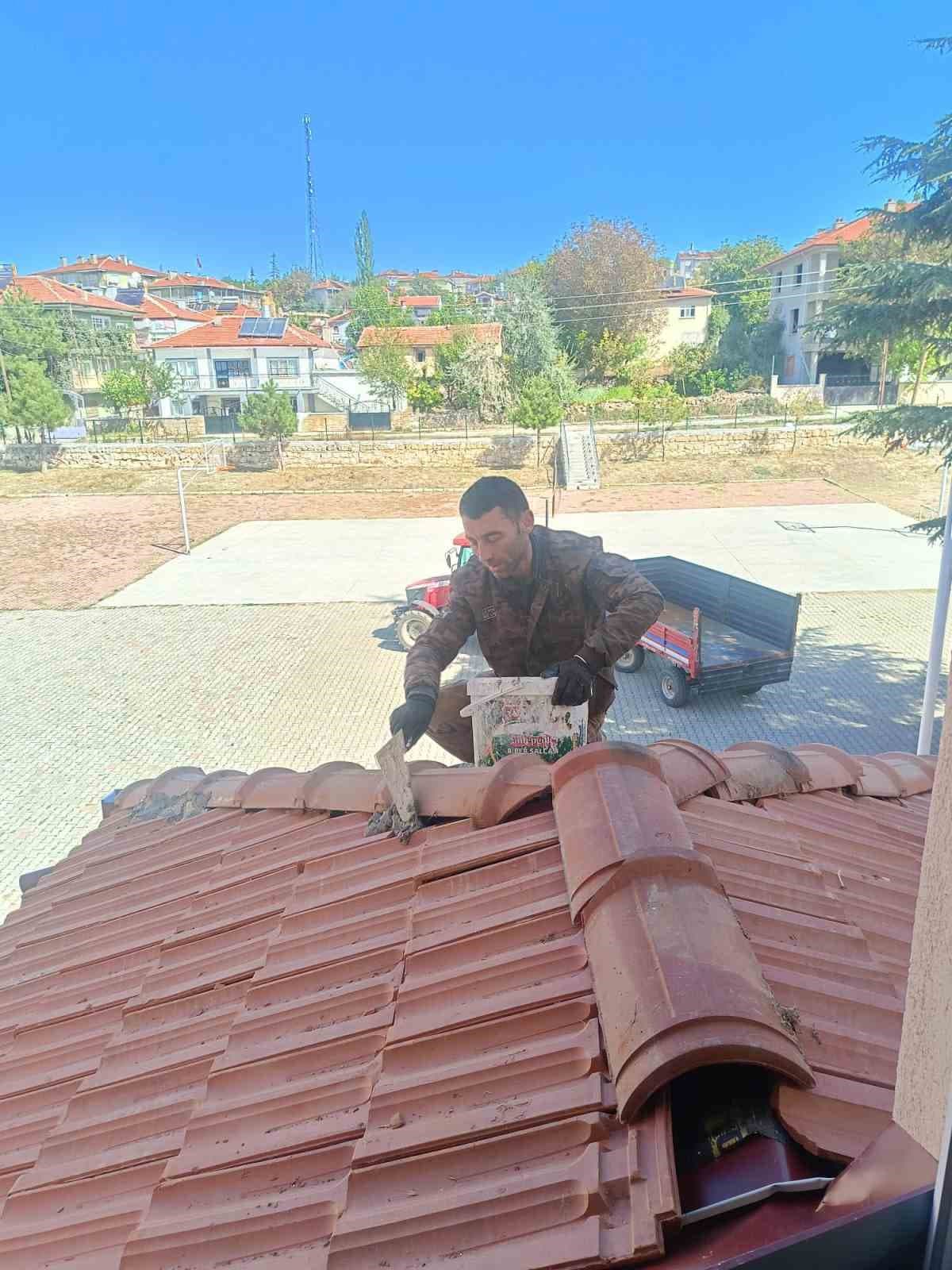 Muhtardan Eğitime Örnek Destek: Okulun Çatısını Ücretsiz Onardı