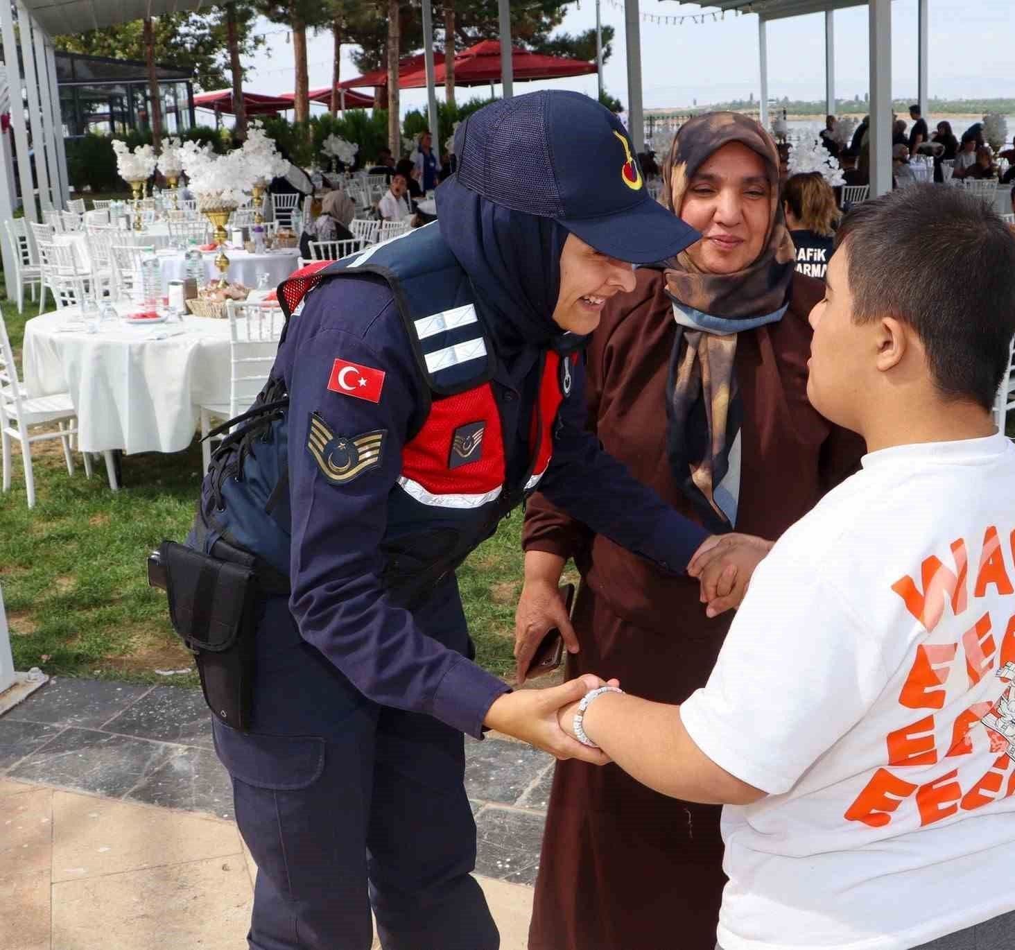 Malatya'da Jandarma Personelinden Özel Çocuklara Anlamlı Ziyaret
