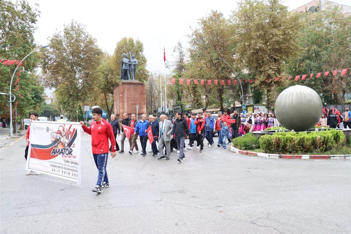 Malatya'da Amatör Spor Haftası Coşkusu Yürüyüşle Başladı