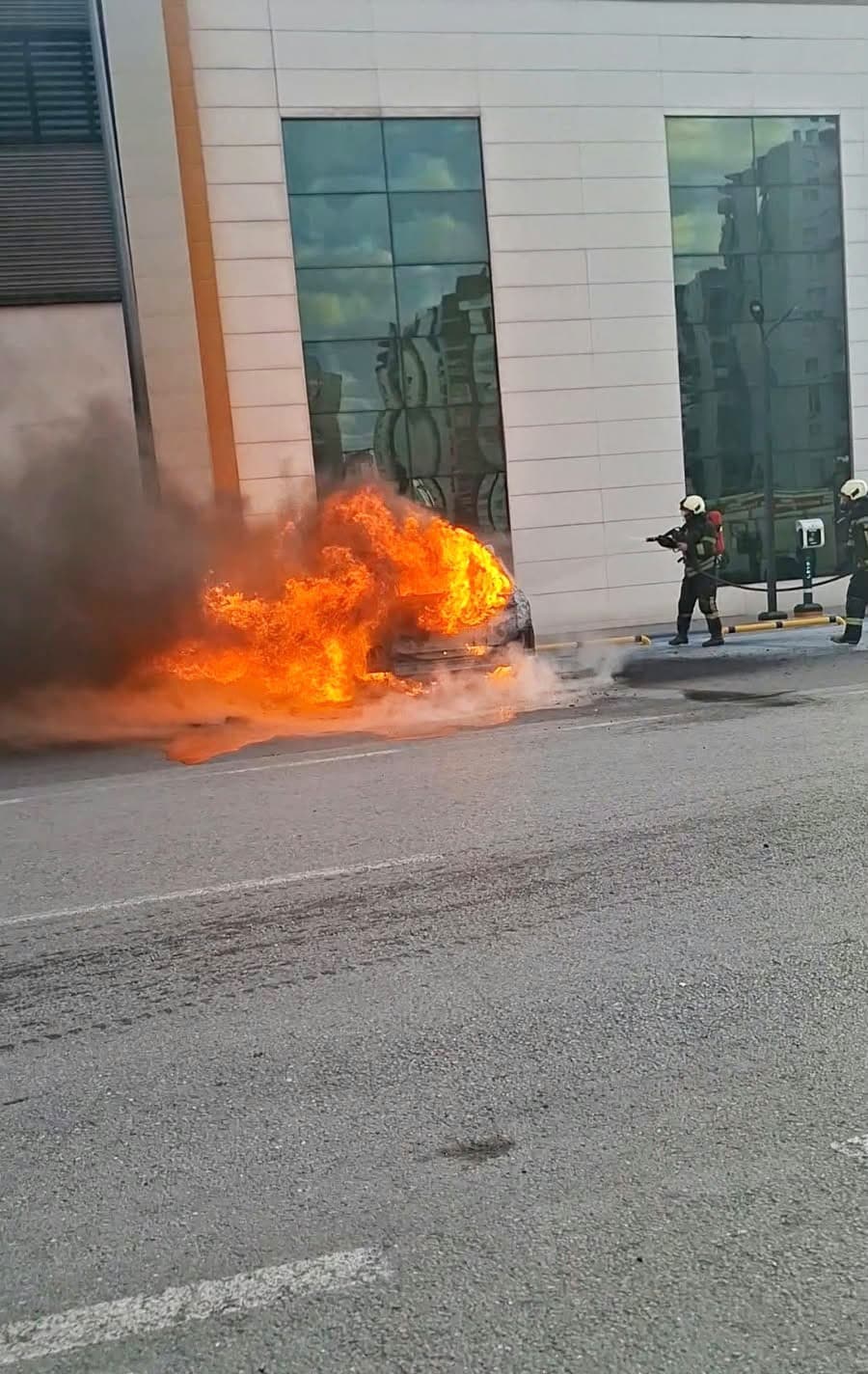 Kayseri'de Şarjdaki Elektrikli Otomobil Yangınla Küle Döndü