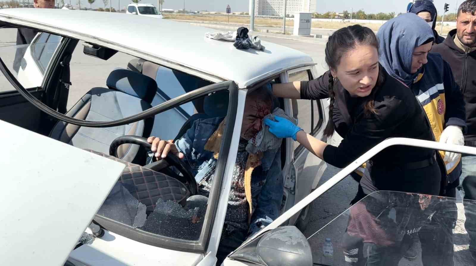 Aksaray'da Kavşakta Çarpışan İki Otomobilde 2 Yaralı