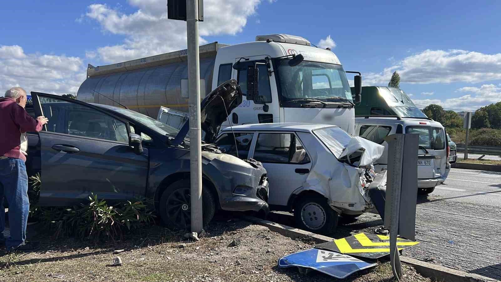 Çanakkale'de Freni Patlayan Tanker Zincirleme Kazaya Sebep Oldu: 4 Yaralı
