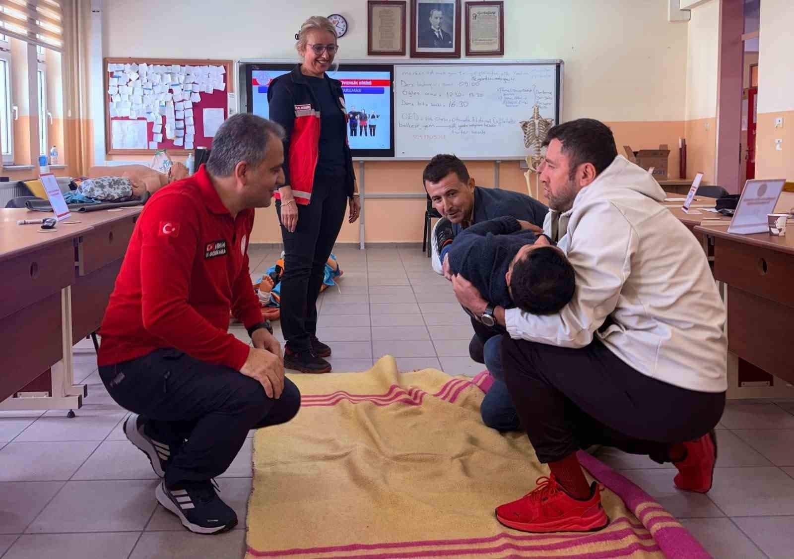 Balıkesir'de Eğitimcilere Hayat Kurtaran İlk Yardım Eğitimi
