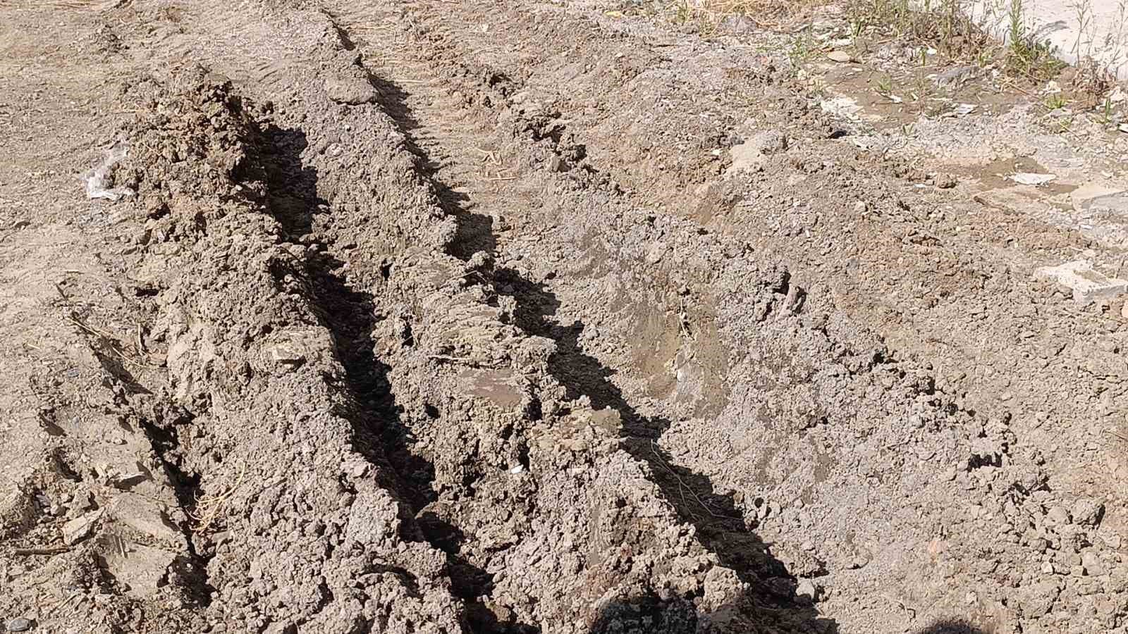 Tekirdağ'da Yol Mağduriyeti: Vatandaşlar 'Off-Road Pisti' Pankartıyla Tepki Gösterdi