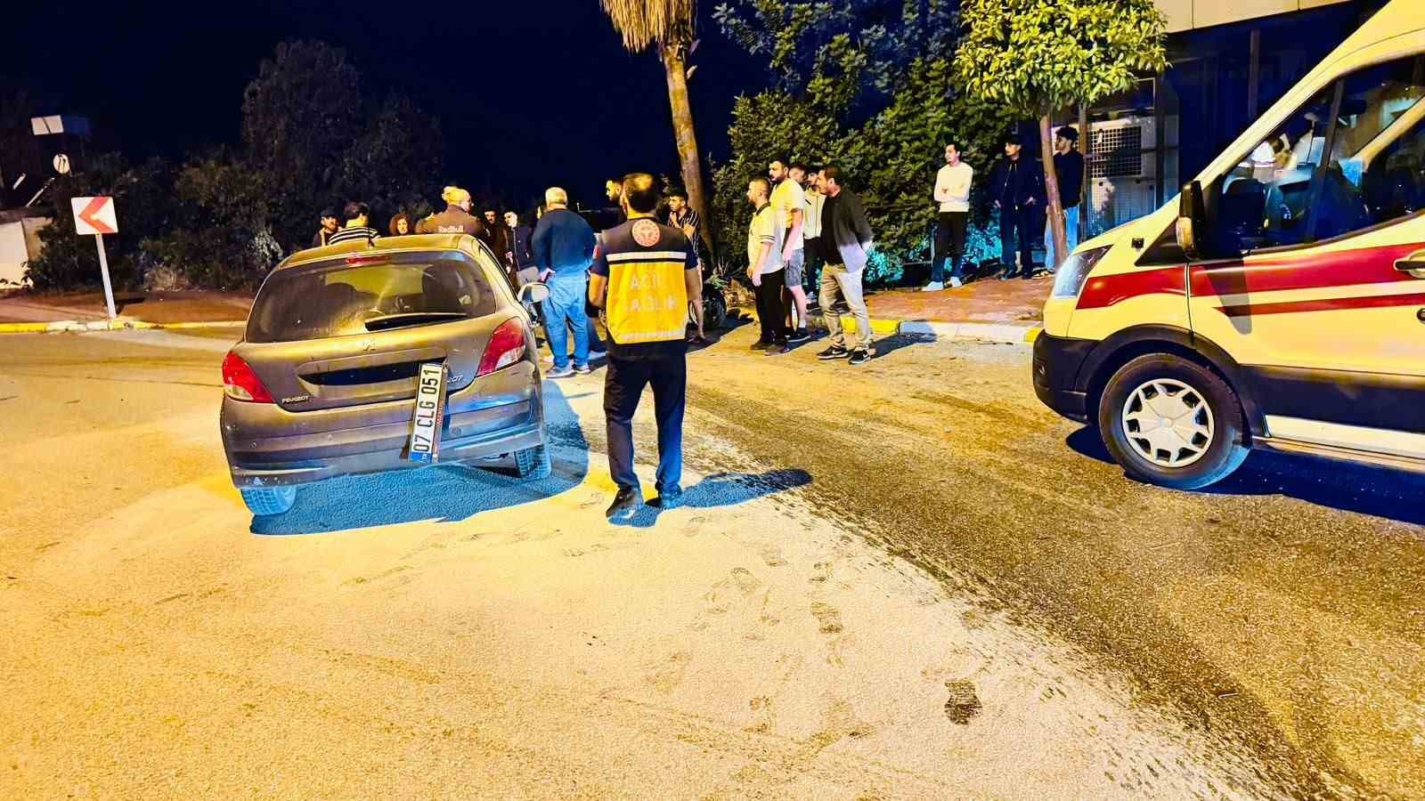 Manavgat'ta Otomobil Palmiyeye Çarptı: 2 Yaralı