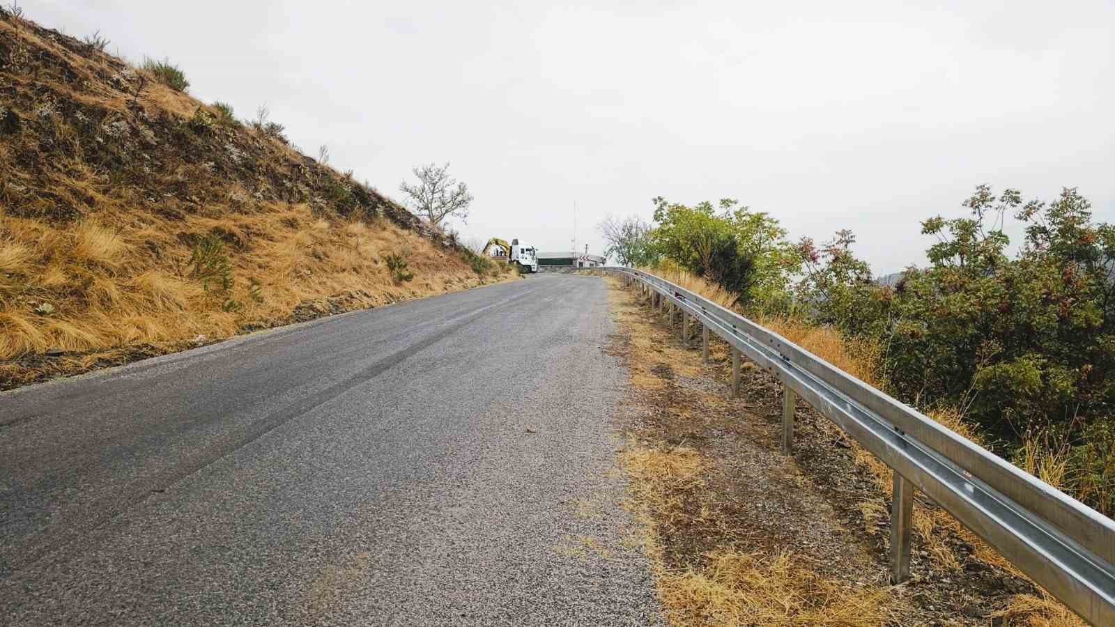 Manisa'da Yol Güvenliği İçin 33 Bin Metrelik Korkuluk Çalışması