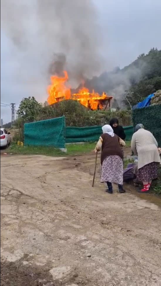 Giresun'da Ev Yangını: Aile Çaresizce İzledi